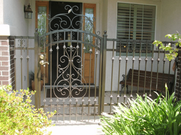 Pagar besi dengan motif swirl dan spiral